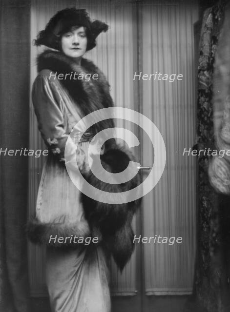 Leslie, Marguerite L., Miss, portrait photograph, 1913 Apr. 6. Creator: Arnold Genthe.