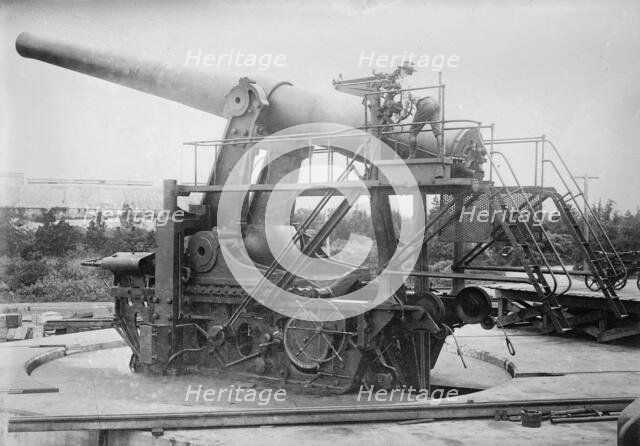 Aiming 14" gun -- Sandy Hook, between c1910 and c1915. Creator: Bain News Service.