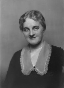 Bruere, Martha, Miss, portrait photograph, 1917 Oct. 22. Creator: Arnold Genthe.