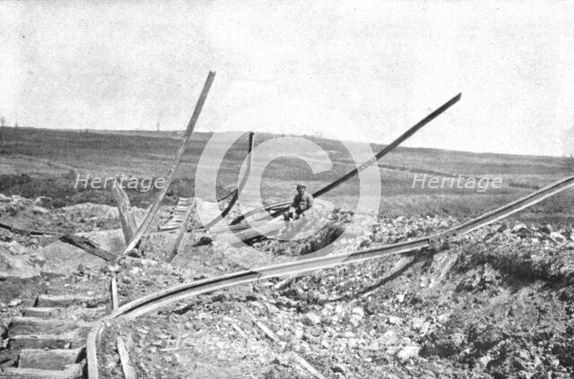 'Echec a l'ennemi; Entre Fleury et Thiaumont: la voie ferree d'interet local qui..., 1916 (1924) Creator: Unknown.