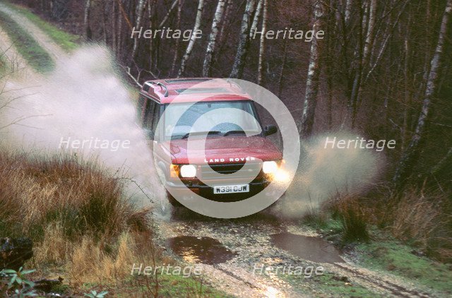 2000 Land Rover Discovery TD5. Artist: Unknown.