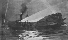 'Le Zeppelin "L-15" abattu dans l'estuaire de la Tamise; L'equipage du L-15 se rend..., 1916. Creator: Maurice Randall.