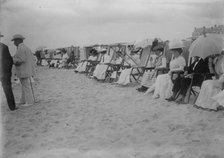 Spectators on beach for motor boat races, Palm Beach, 1910. Creator: Bain News Service.