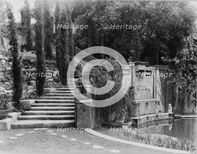 "Il Paradiso," Mrs. Dudley Peter Allen house, 1188 Hillcrest Avenue, Oak Knoll, Pasadena, CA, 1917. Creator: Frances Benjamin Johnston.