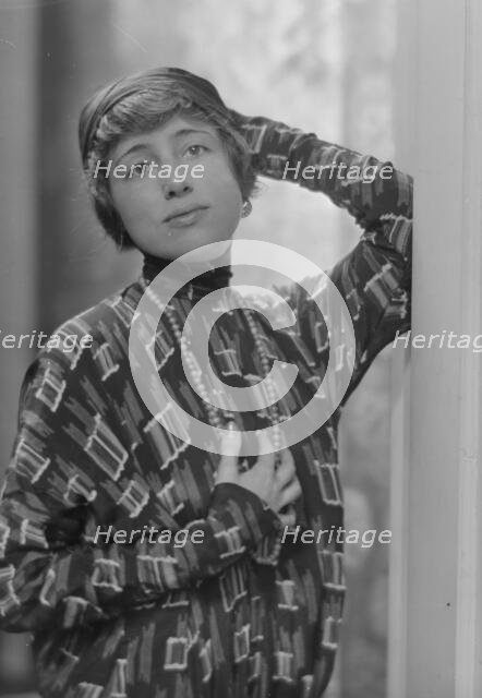 Freeman, Helen, Miss, portrait photograph, 1914 Sept. 4. Creator: Arnold Genthe.