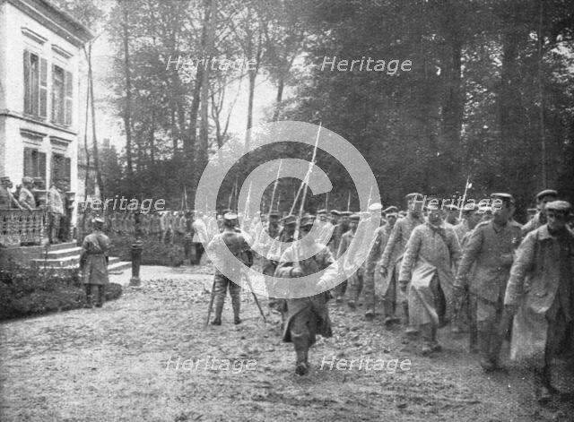 'Notre offensive d'Artois; Prisonniers defilant devant l'etat-major de la division', 1915. Creator: Unknown.