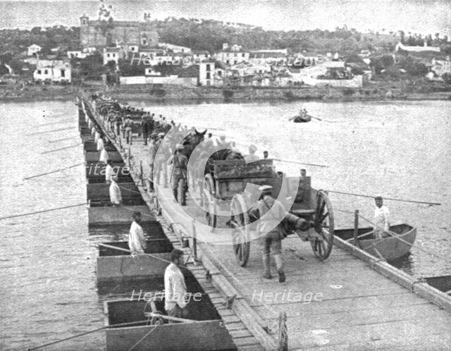 'Le Portugal dans la guerre; Artillerie portugaise traversant le pont militaire de..., 1916 (1924) Creator: Unknown.