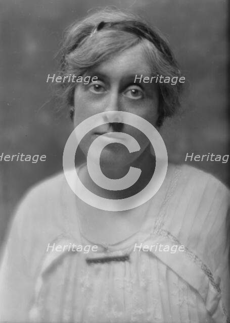 Dallett, I., Mrs., portrait photograph, 1914 May 19. Creator: Arnold Genthe.