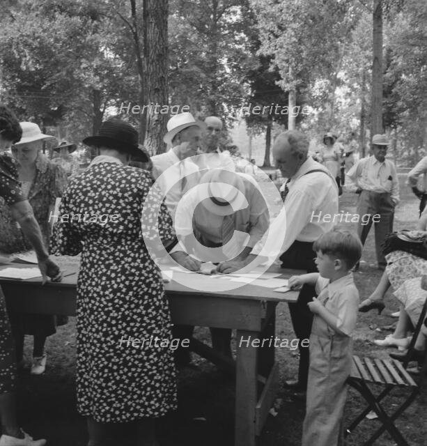 "California Day," a picnic in town park on the Rogue River, Grants Pass, Oregon, 1939. Creator: Dorothea Lange.
