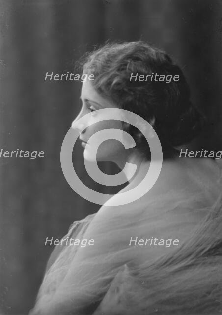 Clarke, Helen, Miss, portrait photograph, 1917 Sept. 18. Creator: Arnold Genthe.