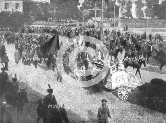 ''La terreur Rouge; Pompes boicheviques; funerailles du terroriste Ouritzky a Petrograd..., 1918. Creator: Unknown.
