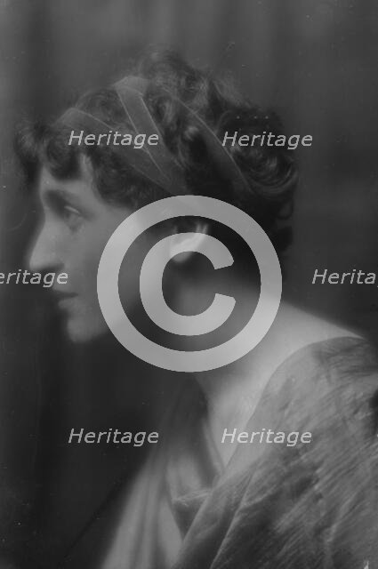 Namara-Toye, Mme., portrait photograph, 1912. Creator: Arnold Genthe.