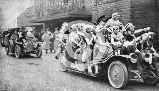 'Les fetes du 8 decembre 1918 a Metz; La prise d'assaut des automobiles du cortege', 1918. Creator: Unknown.