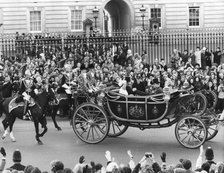 The Queen and Prince Philip leaving Buckingham Palace for the state luncheon at the Guildhall, 1972. Artist: Unknown