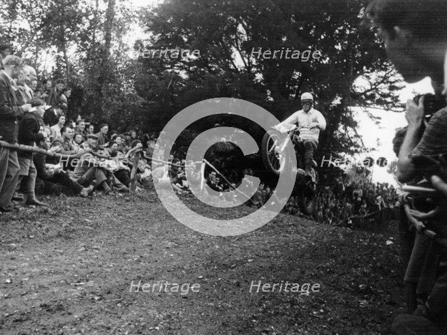 Brian Stonebridge riding a 498 Matchless at Brands Hatch, Kent, 1952. Artist: Unknown