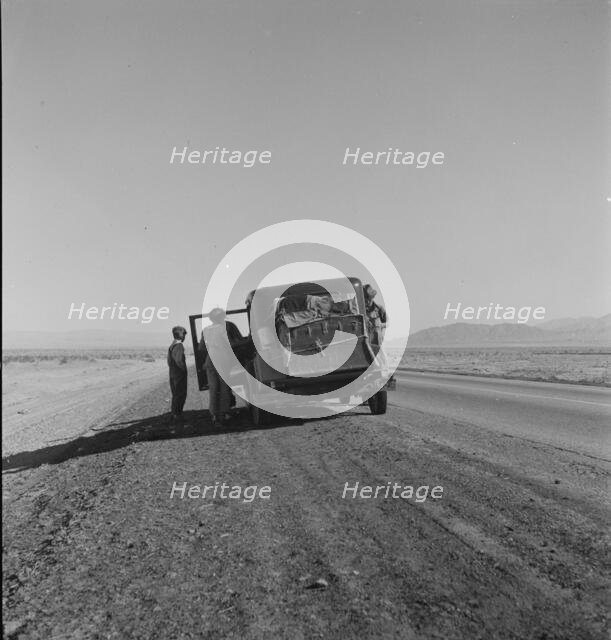 Oklahoma sharecropper entering California, 1937. Creator: Dorothea Lange.