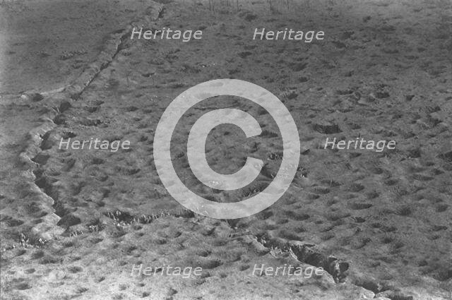 'A cent cinquante metres au-dessus de la bataille; progression dans les trous d'obus', 1916. Creator: Unknown.