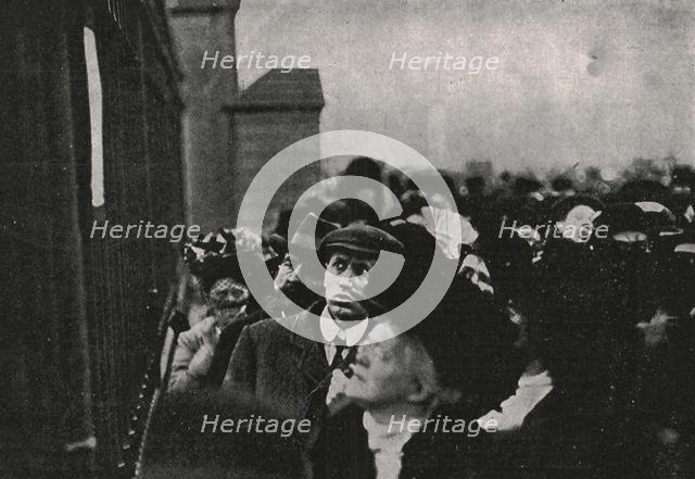 Official notification of the death of King Edward VII posted outside Buckingham Palace, May 1910. Creator: Unknown.
