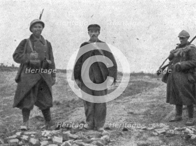 'La Bataille de la Somme; un habitant de Belloy-en Santerre, demeure dans le village et..., 1916. Creator: Unknown.