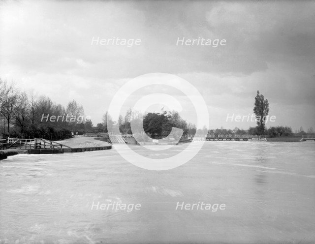 Caversham Lock, Caversham, Reading, Berkshire, 1883. Artist: Henry Taunt