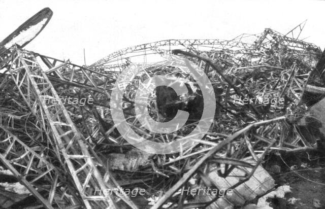'Un Zeppelin abattu a Revigny; Les restes de la carcasse du dirigeable allemand L. Z.-77, abattu le  Creator: Unknown.