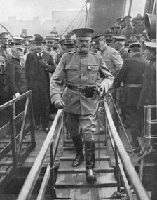 'L'Arrivee du General Pershing; Le general debarque a Boulogne du transport <<Invicta>>', 1917. Creator: Jean Clair-Guyot.