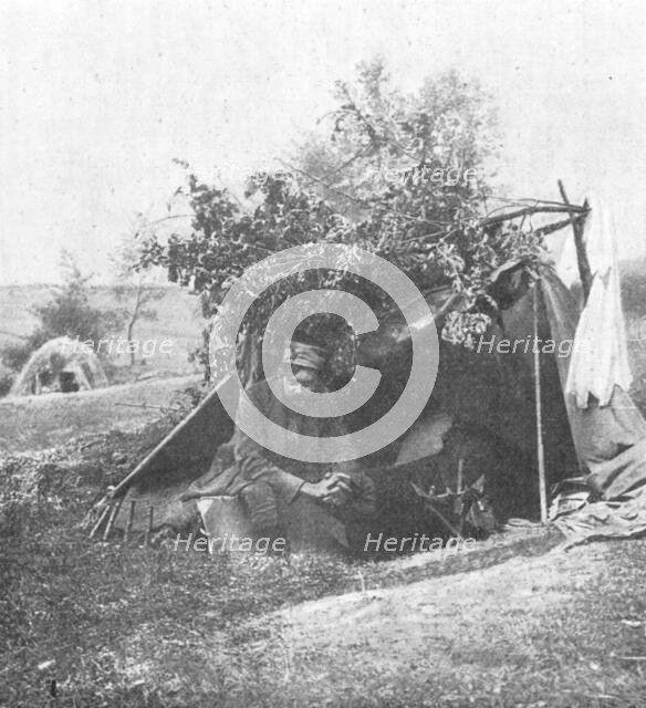 ''M. Vladimir Betzitch, peintre militaire serbe, sous sa tente, au debut de la campagne.', 1916. Creator: Unknown.