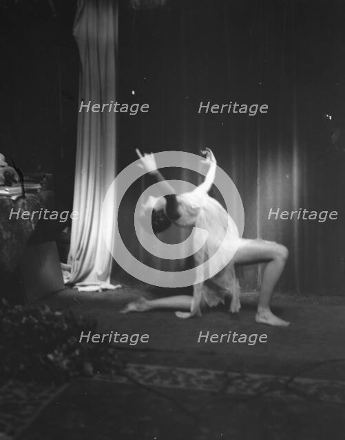 Noyes, Florence, between 1915 and 1918. Creator: Arnold Genthe.