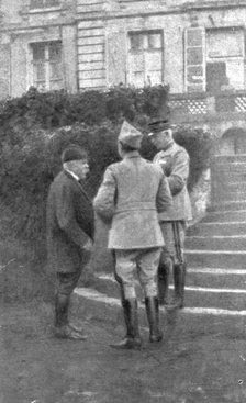 'Dans la Bataille; M. Clemenceau, au Q. G. de la 1st armee, s'entretient avec les generaux..., 1918. Creator: Unknown.