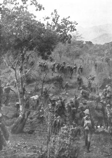 'La conquete des colonies Africaines de l'Allemagne; troupes britanniques en marche..., c1915. Creator: Unknown.