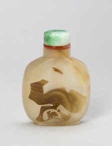 Snuff Bottle with a Hawk and a Bear beneath a Tree, Qing dynasty (1644-1911), 1820-1880. Creator: Unknown.