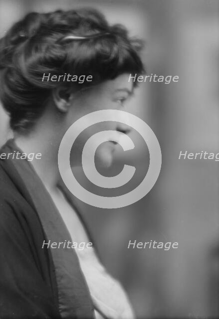 Loomis, Estelle, Miss (Mrs. Gelett Burgess), portrait photograph, 1914 June 15. Creator: Arnold Genthe.