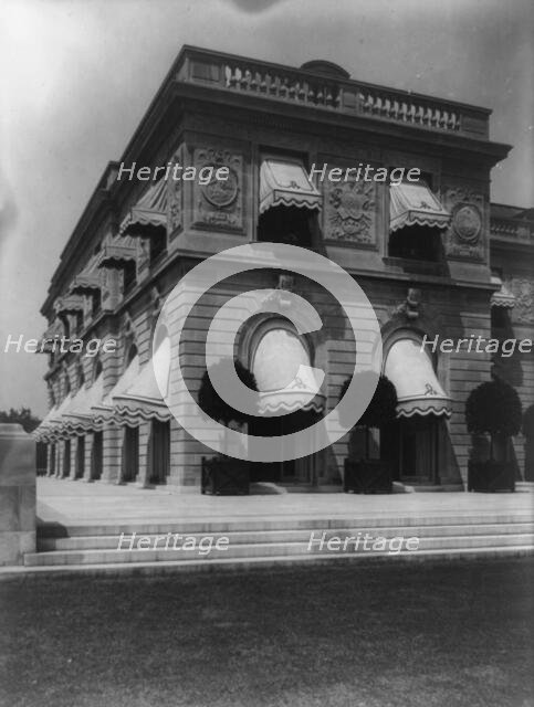 Hamilton Rice Home in Newport, Rhode Island, exterior view of side of..., between 1917 and 1927. Creator: Frances Benjamin Johnston.