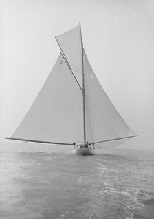 The 40-rater cutter 'Carina' sailing full sail downwind, 1913. Creator: Kirk & Sons of Cowes.