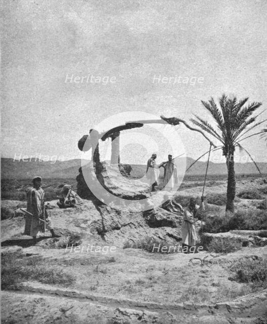 ''Un puits a bascule (khotara) ou "cigogne"; Afrique du nord', 1914. Creator: Unknown.