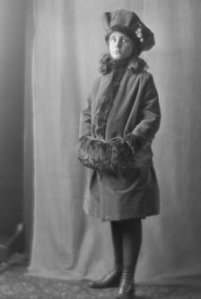 Stillman, C.C., Mrs., child of, portrait photograph, 1913. Creator: Arnold Genthe.