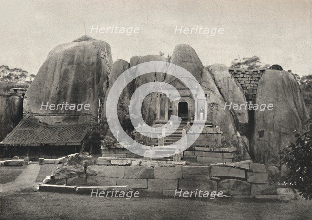 'Das Issurumuniya - Felse - Vihara (erbaut von Konig Devanampiya Tissa im 3. Jahrh. V. Chr.), 1926. Artist: Unknown.