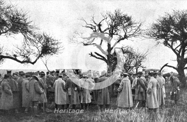 'L' "amalgame franco-americain"; Critique faite a un groupe d'officiers americains par..., 1918. Creator: Unknown.