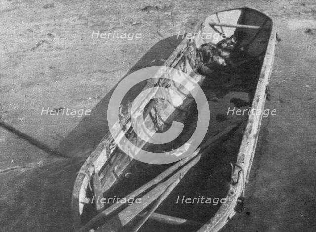 'Sur le Canal de Suez; Un des grands canots en aluminium qui devaient permettre..., 1915 (1924). Creator: Unknown.