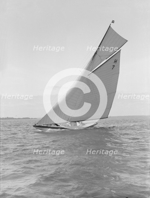 The 8 metre 'Garraveen' (H7), sailing close-hauled, 1914 Creator: Kirk & Sons of Cowes.