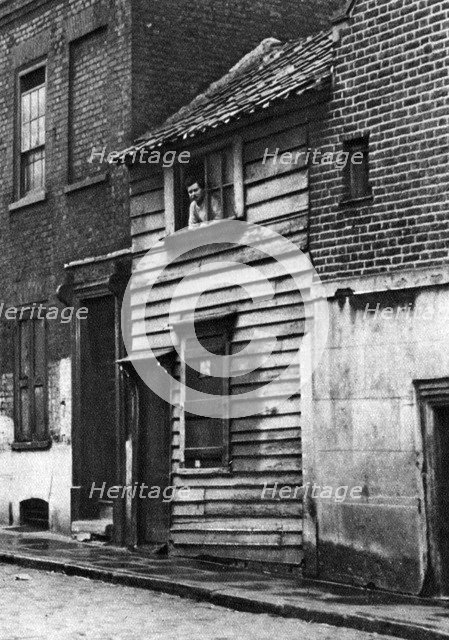 An old wooden house in St John's Hill, Shadwell, London, 1926-1927.Artist: Whiffin