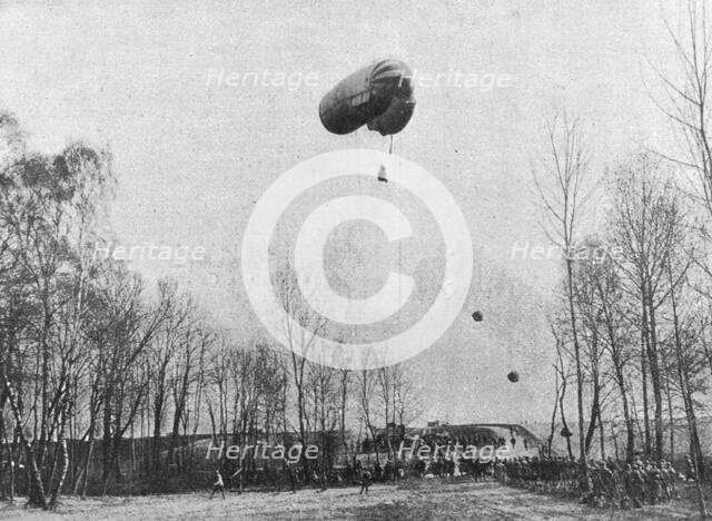 'La "Saucisse"; La saucisse va predre de la hauteur', 1916. Creator: Unknown.