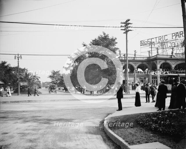Approach to Belle Isle Bridge, Detroit, Mich., between 1900 and 1910. Creator: Unknown.
