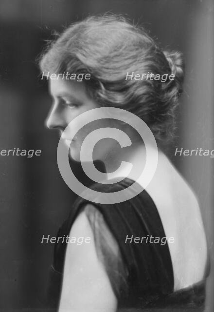 Babcock, O.E., Mrs., portrait photograph, 1915. Creator: Arnold Genthe.