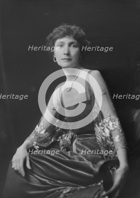 Miss N.C. Potter, portrait photograph, 1918 Nov. 22. Creator: Arnold Genthe.