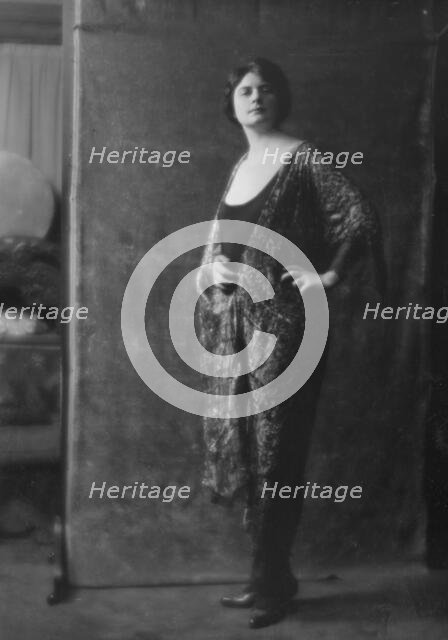 Traverse, Madeline, Miss, portrait photograph, 1916 Mar. 8. Creator: Arnold Genthe.