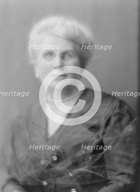 Lansdowne, H.B., Mrs., portrait photograph, 1914 Aug. 31. Creator: Arnold Genthe.