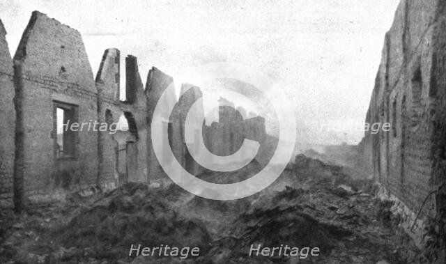 'Un chef-d'oeuvre de destruction; Une rue de la petite ville d'Albert (Somme)', 1914. Creator: Unknown.