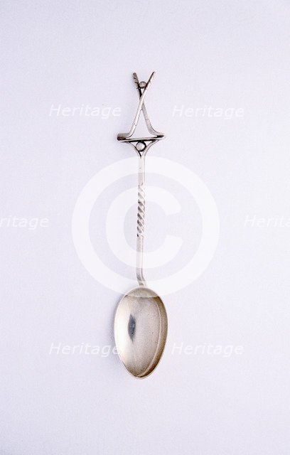 Silver spoon with two crossed clubs and ball, British, 1922. Artist: Unknown