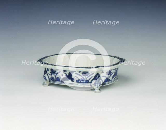 Blue and white narcissus bowl, Ming dynasty, China, 1575-1599. Artist: Unknown